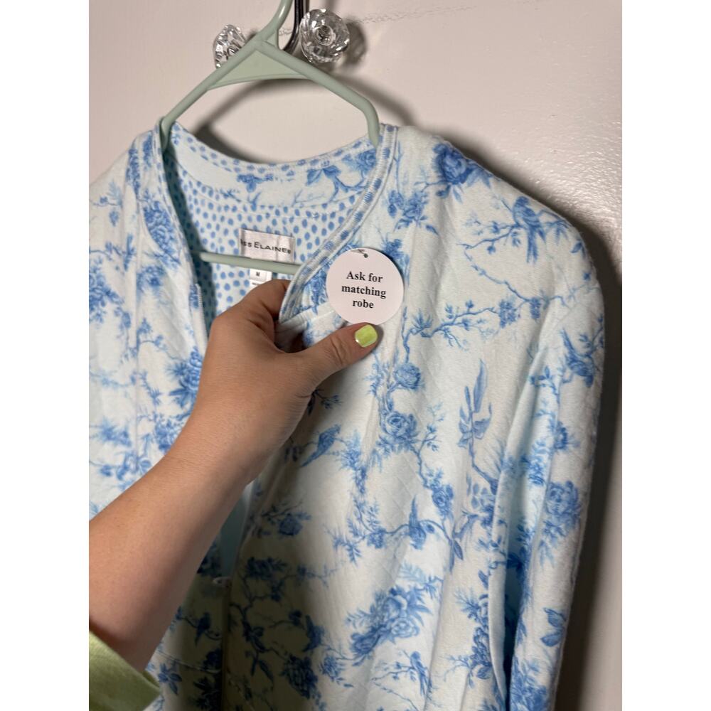 VTG Miss Elaine Women’s Medium Blue White Floral Toile Long Robe NWT Cottagecore - Picture 3 of 7